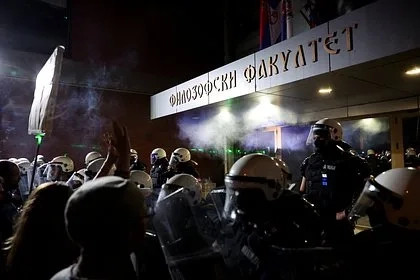 Экс-премьер Сербии назвал протестующих фашистами