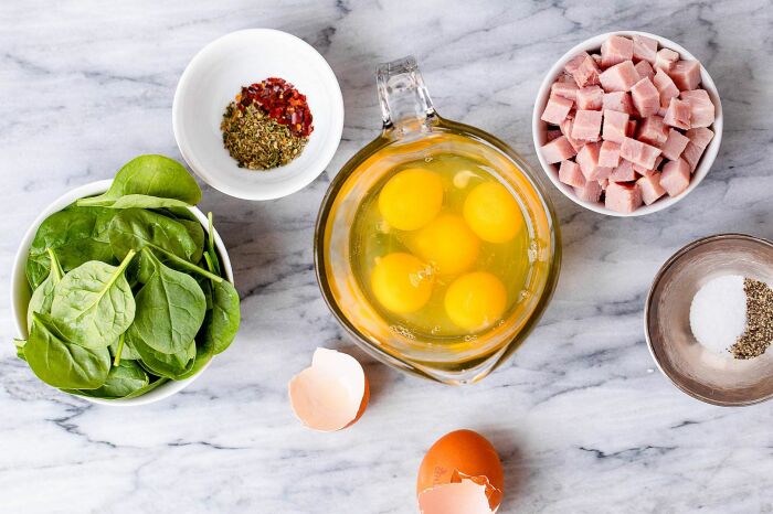 Ингредиенты для приготовления омлета с ветчиной и шпинатом. \ Фото: eatwell101.com. Ингредиенты для приготовления омлета с ветчиной и шпинатом. \ Фото: eatwell101.com.