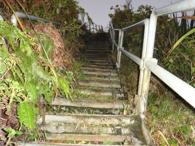 Гавайи: лестница в небо лестница, переделана, места, Хайку, которая, метров, пятидесятых, Острова, сигналы, стала, Индии, самой, стоит, 10600, сигнала, передача, Рекордом, передаются, расстояния, военноморская