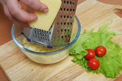Шаг 2. Натираем сыр на мелкой терке