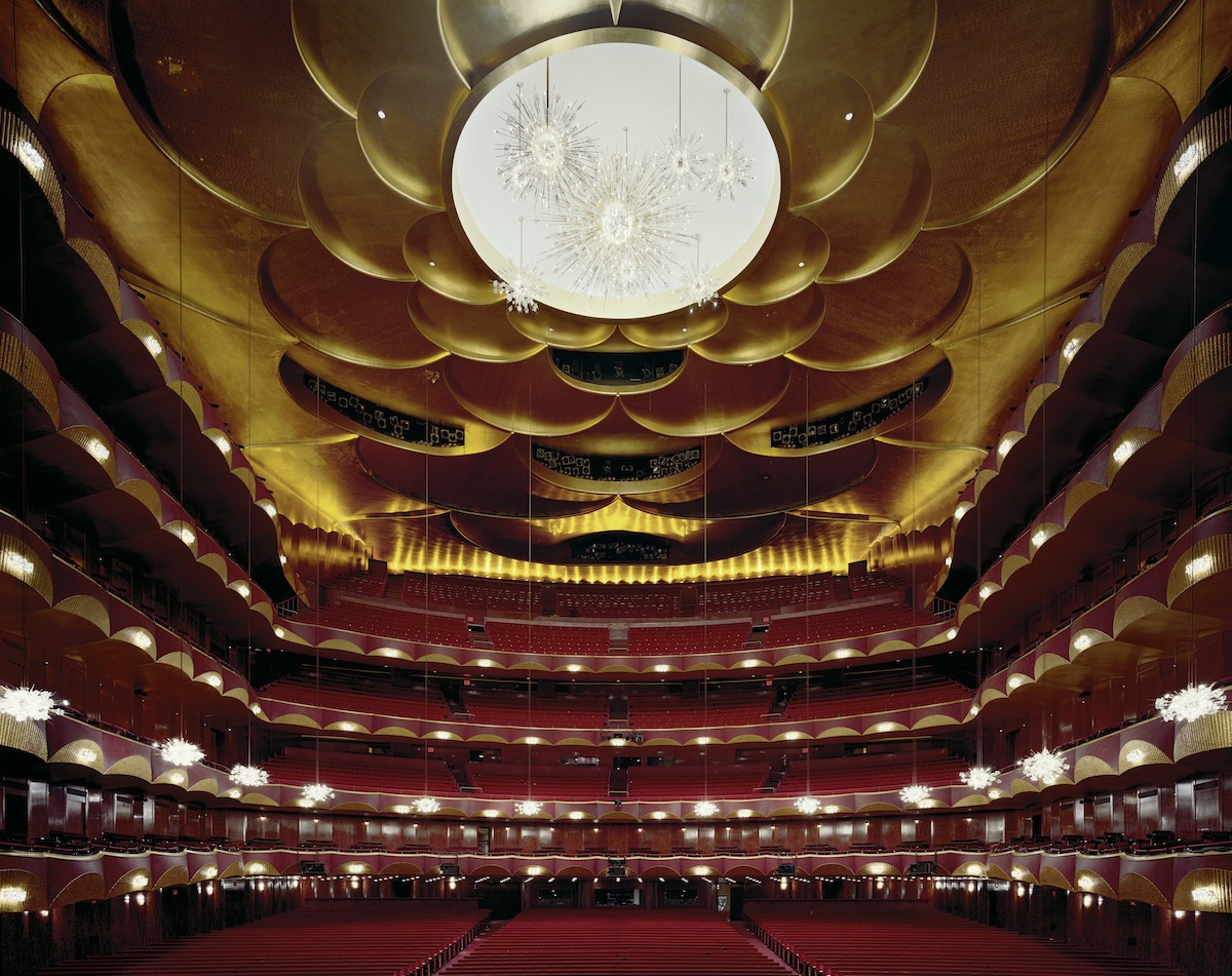 Метрополитен-опера, Нью-Йорк, США. The Metropolitan Opera House Нью-Йорк США. Метрополитен опера в Нью-Йорке зал. Метрополитен опера театр.