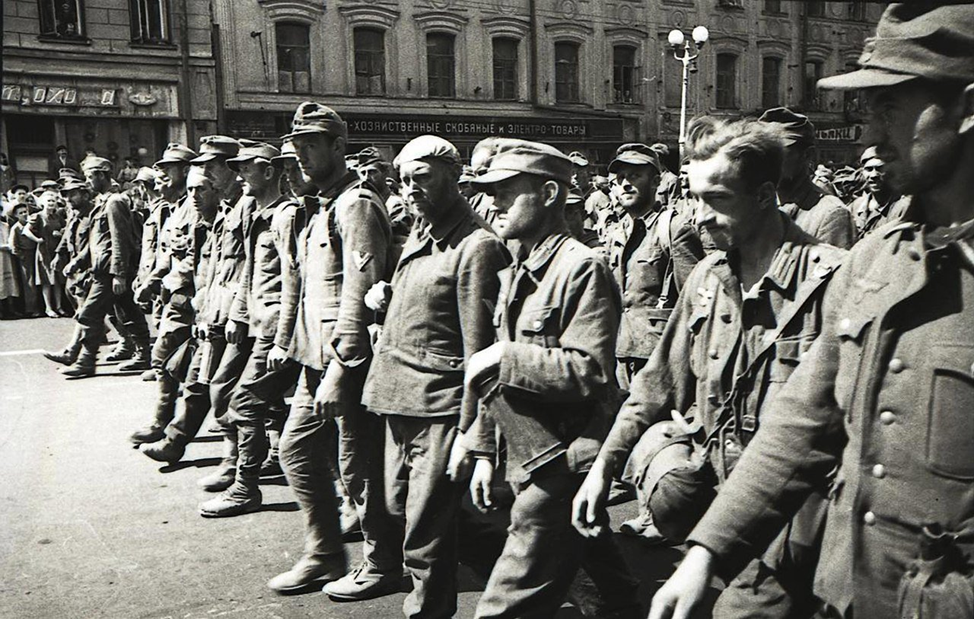 Для участия в марше были отобраны только полностью здоровые и физически крепкие немцы. 