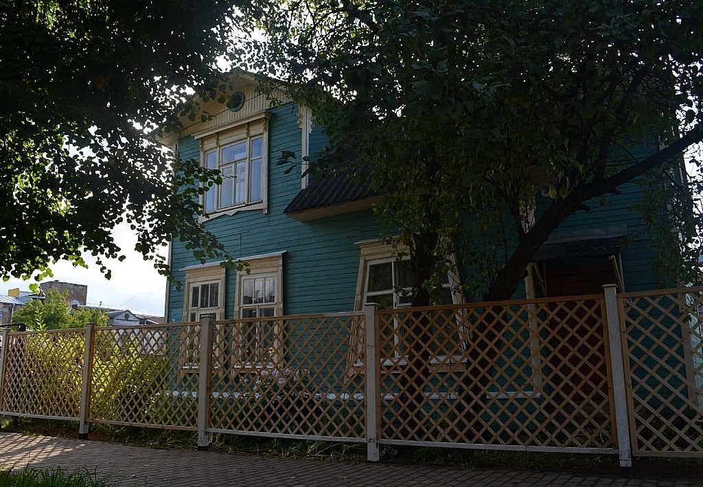 В Тверской области у старинного дома поставили "купеческий" забор