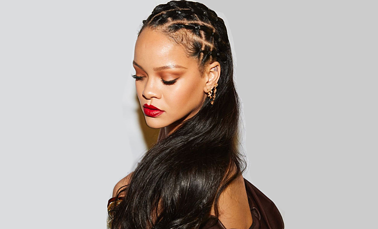 Соблазнительный наряд для виртуальной вечеринки: Рианна отпраздновала выход своей линии уходовой косметики