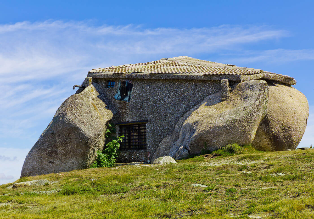 Casa do Penedo - вид сзади