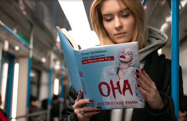 В Москве прошел флешмоб, посвященный Международному женскому дню Зайцев, марта, метро, книги, запечатлел, флешмоб, руках, только, Марта, праздничный, пассажирам, взглянуть, можно, столичном, совершенно, углом, организовать, поновому, другим, исходя