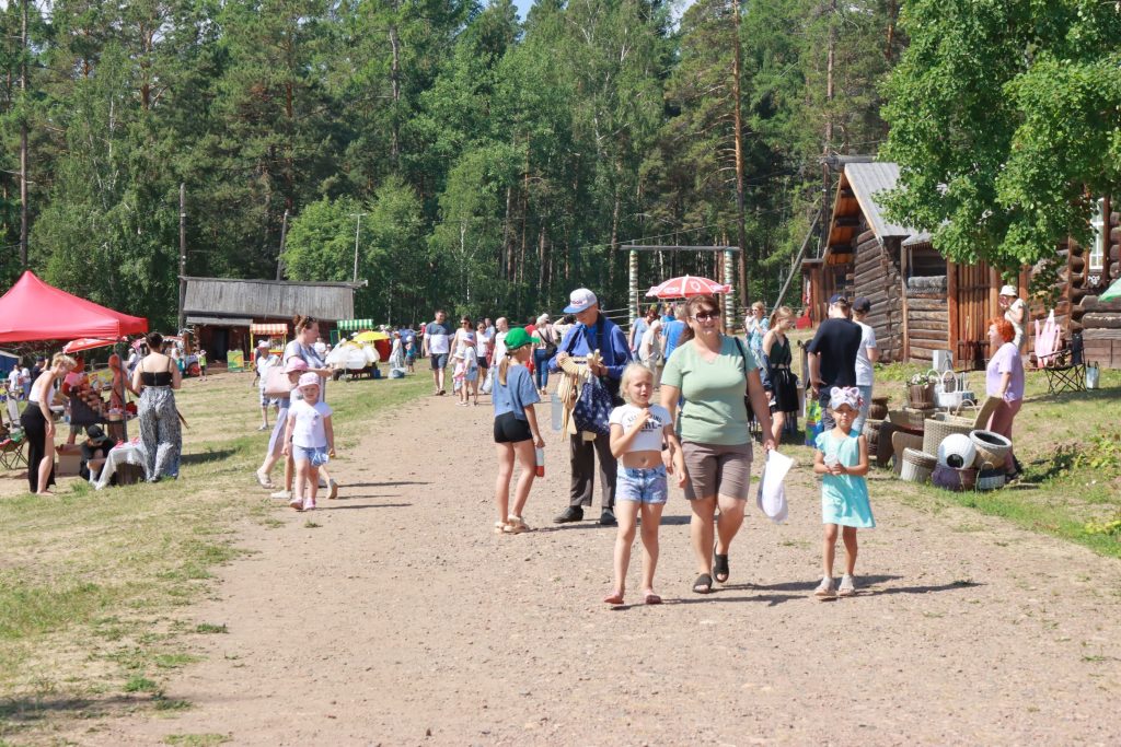 Люди на летней ярмарке в деревне