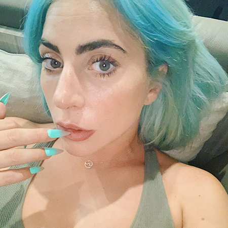 Леди Гага покрасила волосы в синий цвет Было/Стало