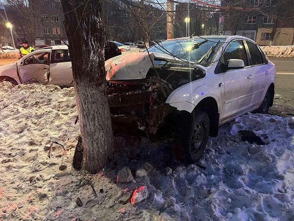 В Самарской области легковушка врезалась в дерево после столкновения с иномаркой