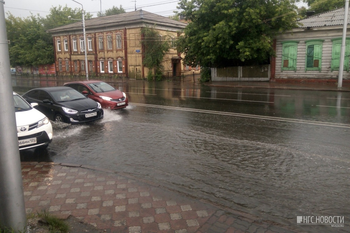 Красноярск дождь. Ливень в Красноярске на 78 Добровольческой. Лужи Красноярск. Потоп недавно. Потоп на 78 Добровольческой бригады.