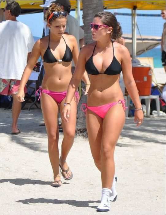 Симпатичные девушки загорают Симпатичные девушки загорают позитив