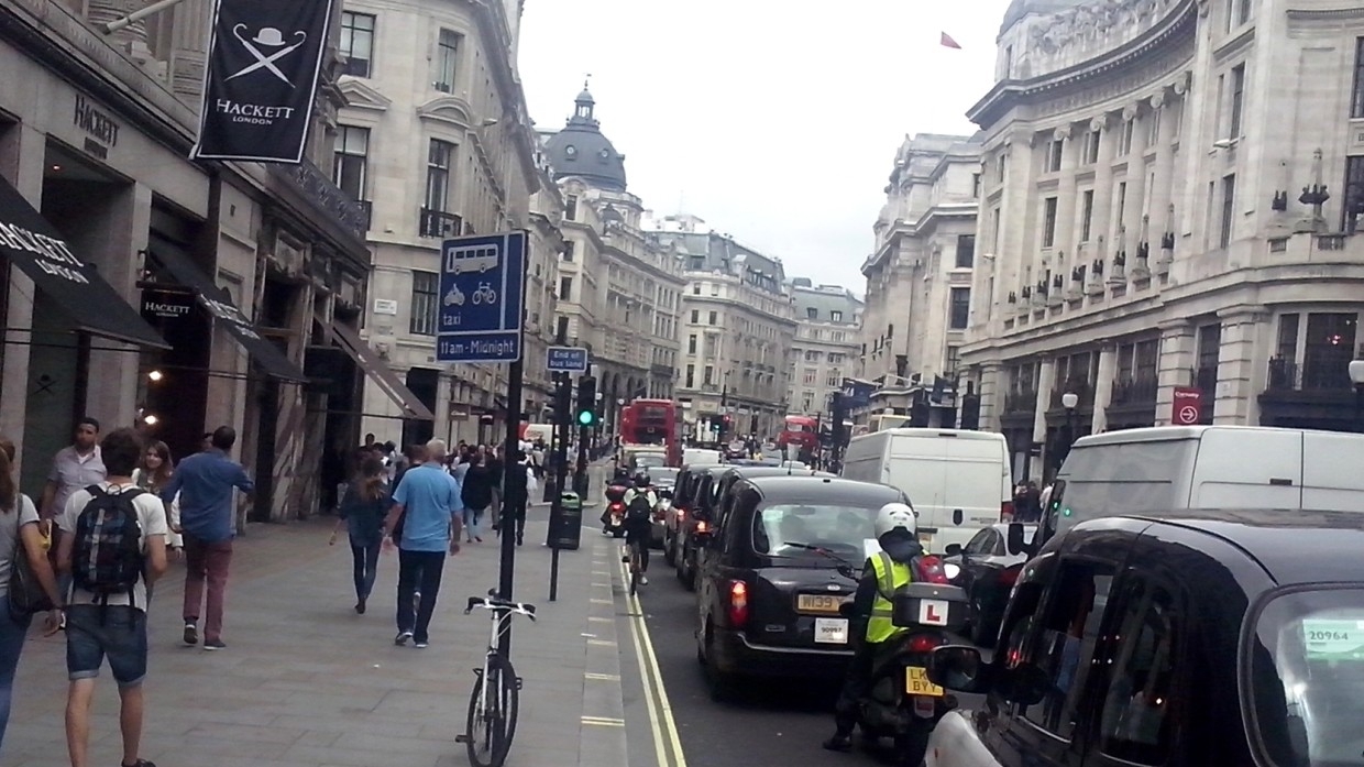 Десятки пожарных вышли на борьбу с огнем в жилом районе Лондона