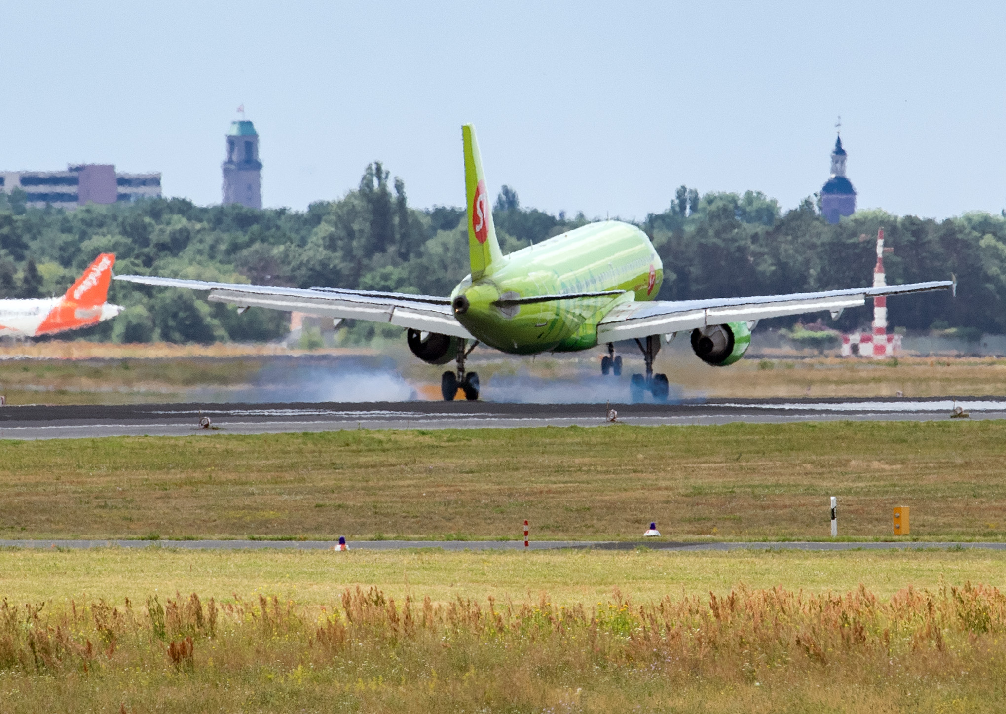 Рейс новосибирск сочи. Самолет Новосибирск. Самолет s7. Самолёт Москва Надым. Вылет самолета.