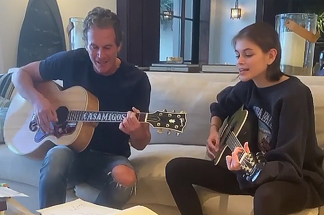 Кайя Гербер спела вместе с отцом под гитару в честь его дня рождения: видео