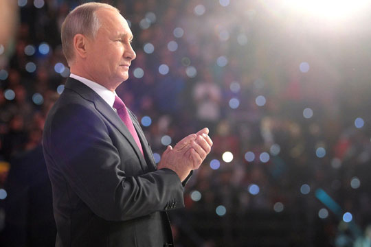Путин, при всех к нему претензиях за клубок проблем внутри страны, все еще остается единственным национальным лидером, пользующимся поддержкой основной массы населения