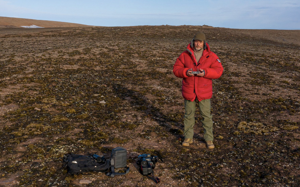 Андрей за работой – на одном из остров Северной Земли. Самые труднодоступные места в Арктике. Где-то сверху летает его квадрокоптер.