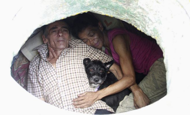 Муж и жена 22 года живут в канализации и они счастливы бандиты,дом,канализация,Колумбия,Пространство