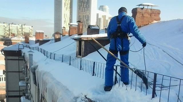 В Саратове спасли альпиниста, сорвавшегося при чистке крыши от снега