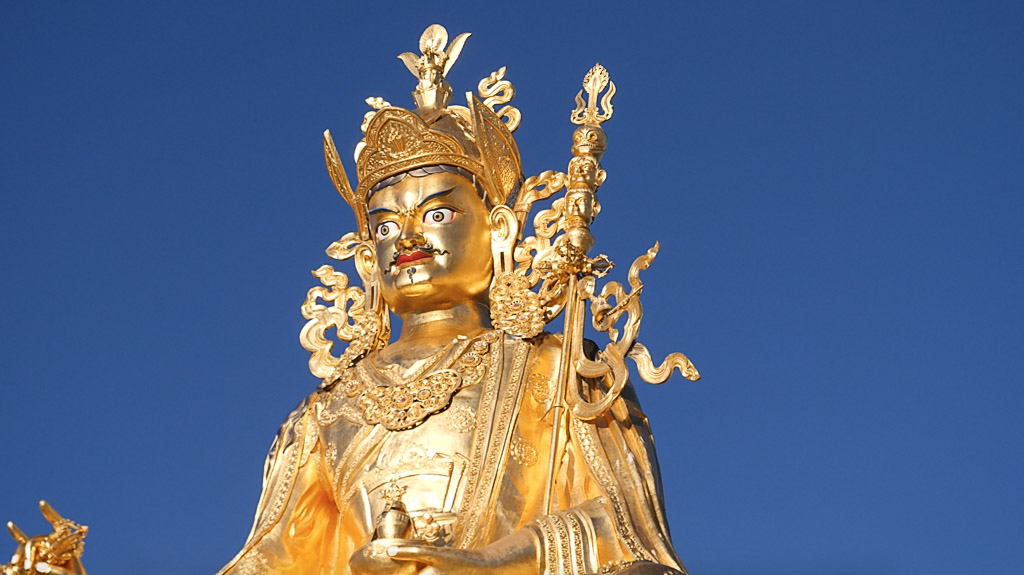 Академия Ярчен Гар: затерянный город-монастырь в Тибете Академия Ярчен Гар: затерянный город-монастырь в Тибете автотуризм