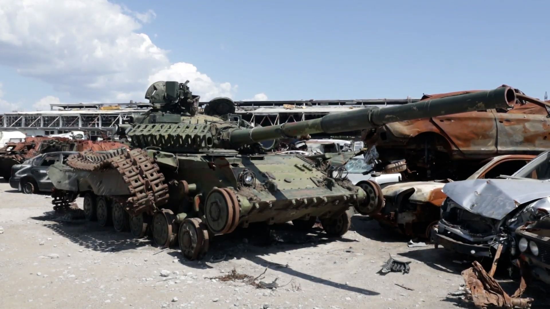 Кладбище уничтоженных автомобилей появилось в Мариуполе