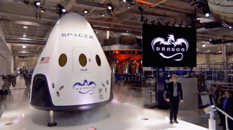 Илон Маск презентует корабль Dragon 2, оснащенный реактивной системой посадки. Фото SpaceX
