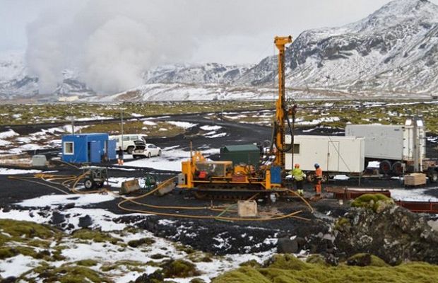 Углекислый газ, закачанный в вулканические породы, превращает базальт в карбонаты, а затем — в известняки. Обычно этот процесс занимает тысячи веков, но учёные из Исландии нашли способ ускорить его лишь до пары лет. Таким образом можно предотвратить попадание излишков углекислого газа в атмосферу и обеспечить новый источник полезных ископаемых.