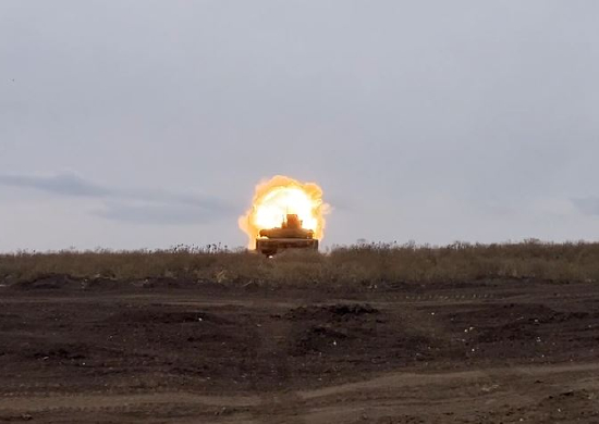 Экипажи танков Т-80БВ группировки войск «Запад» уничтожили блиндажи и минометные расчеты ВСУ на Купянском направлении