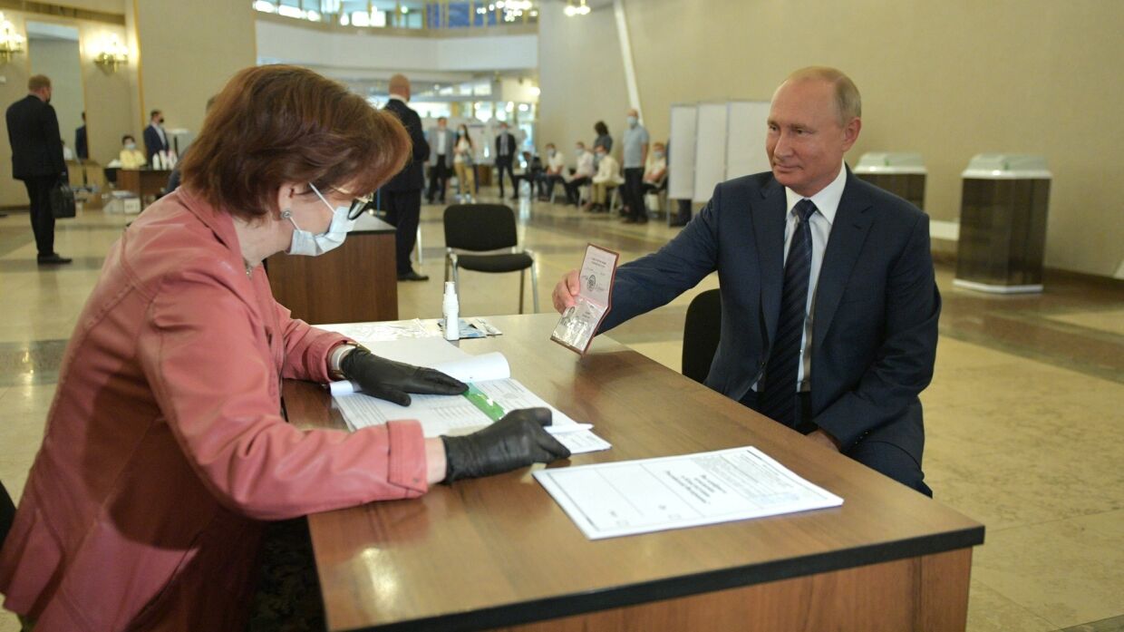 Лукашенко поздравил Путина с итогами голосования по Конституции РФ