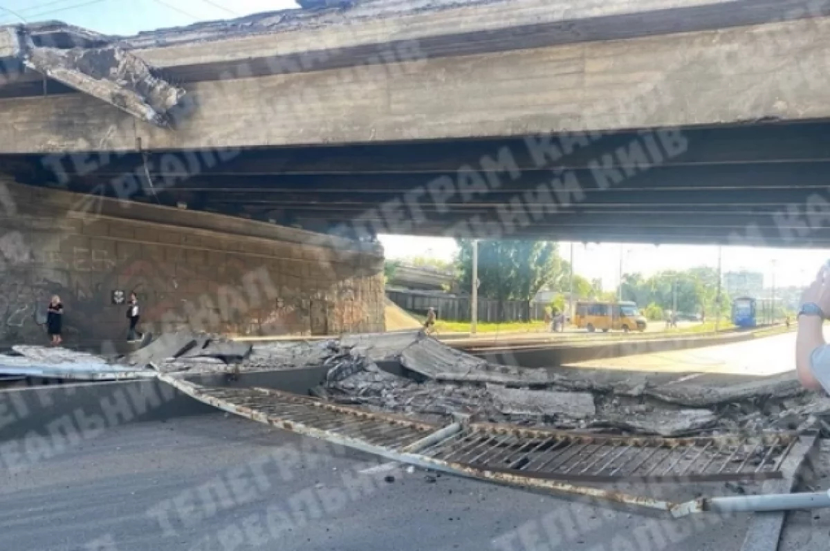 В Киеве обвалилась часть автомобильного моста