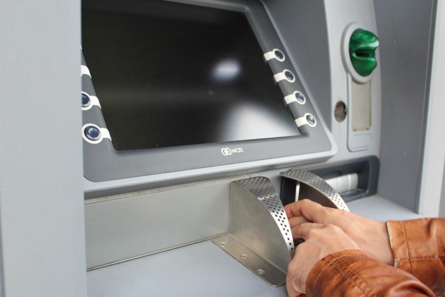 Самые частые проблемы с банкоматами: что делать