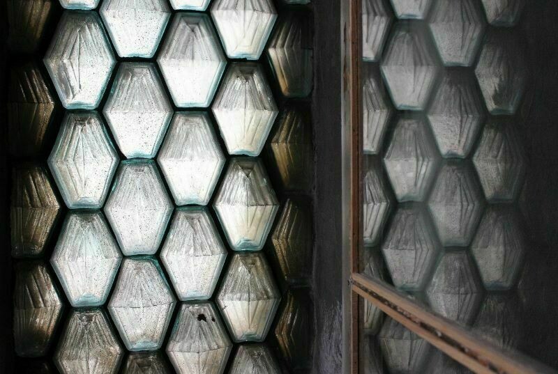 Стеклянные кирпичи и батарея на потолке: причудливые лайфхаки для ремонта из прошлого 