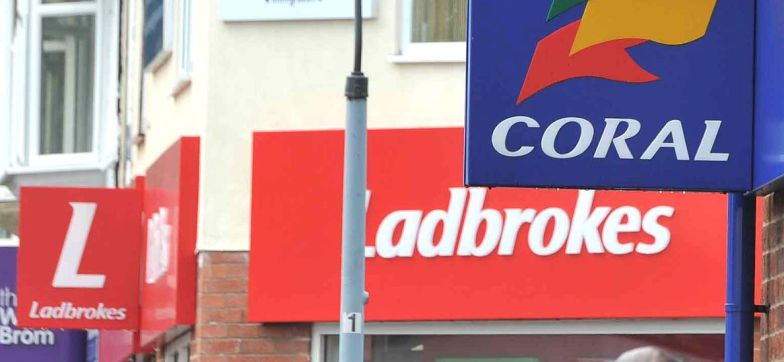 Ladbrokes Coral не имеет права транслировать лошадиные скачки с 22-х ипподромов Великобритании