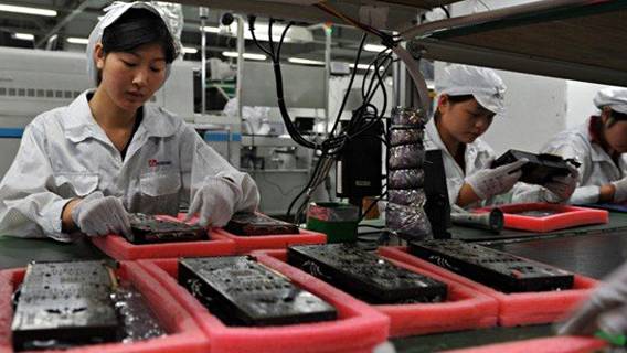 Поставщик Apple, Foxconn, решил привлечь работников рекордно высокими денежными премиями в преддверии выхода iPhone 13