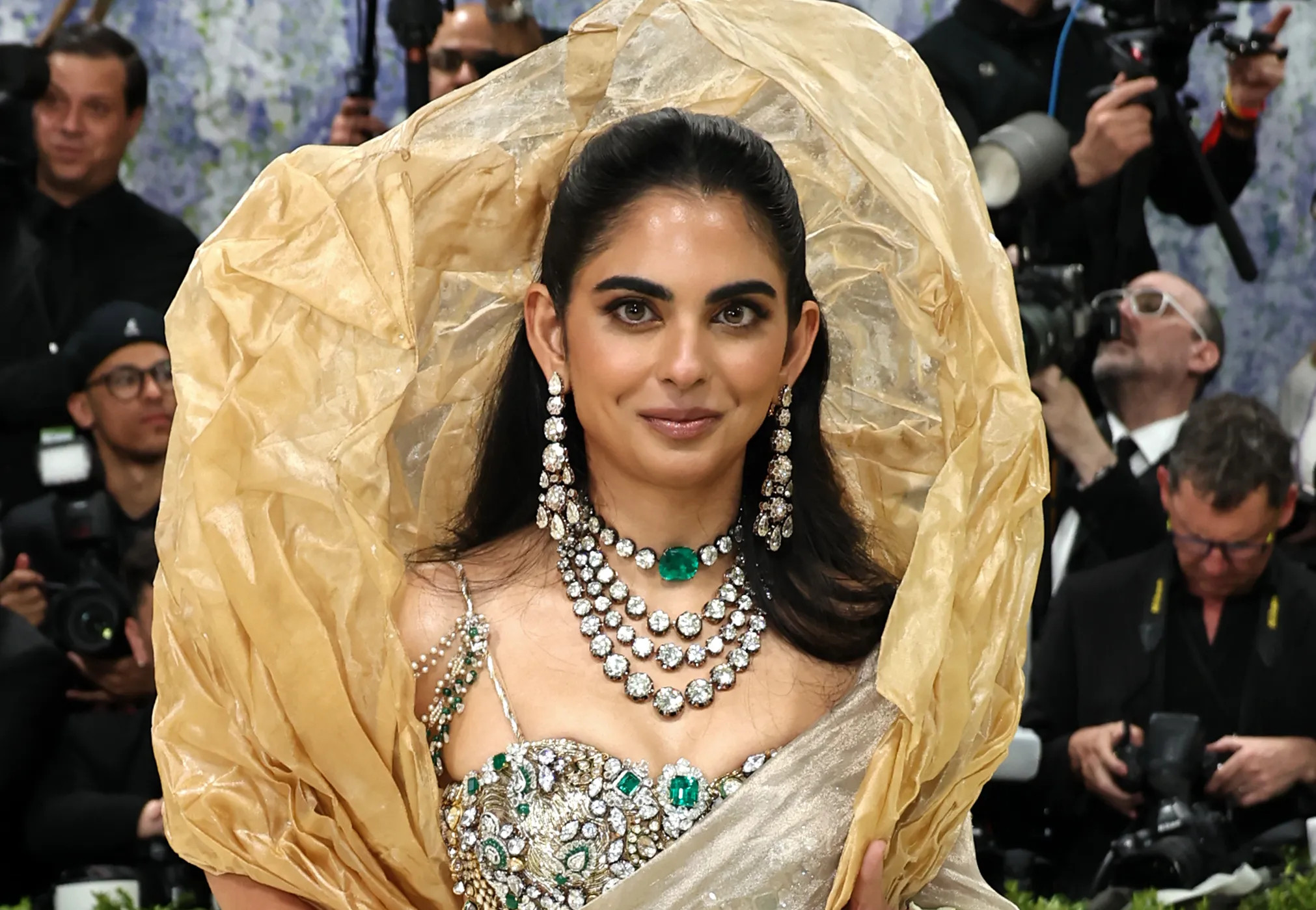 Дочь самого богатого человека Индии вышла на Met Gala в украшениях на 1800 карат и с манго в "авоське"