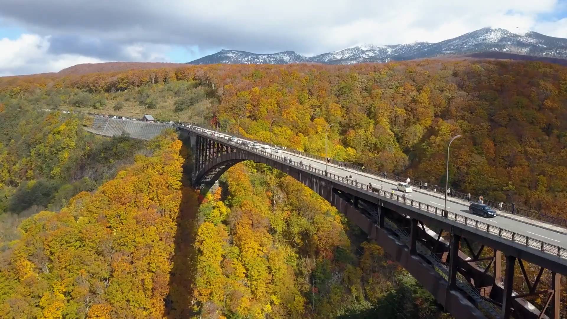 Жителей Японии поразили осенние виды самого длинного арочного моста