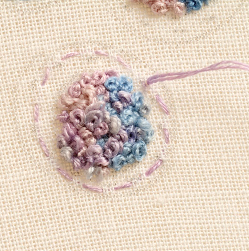 Гортензии, вышитые французскими узелками: как сделать объемный букет вышивка,рукоделие,своими руками