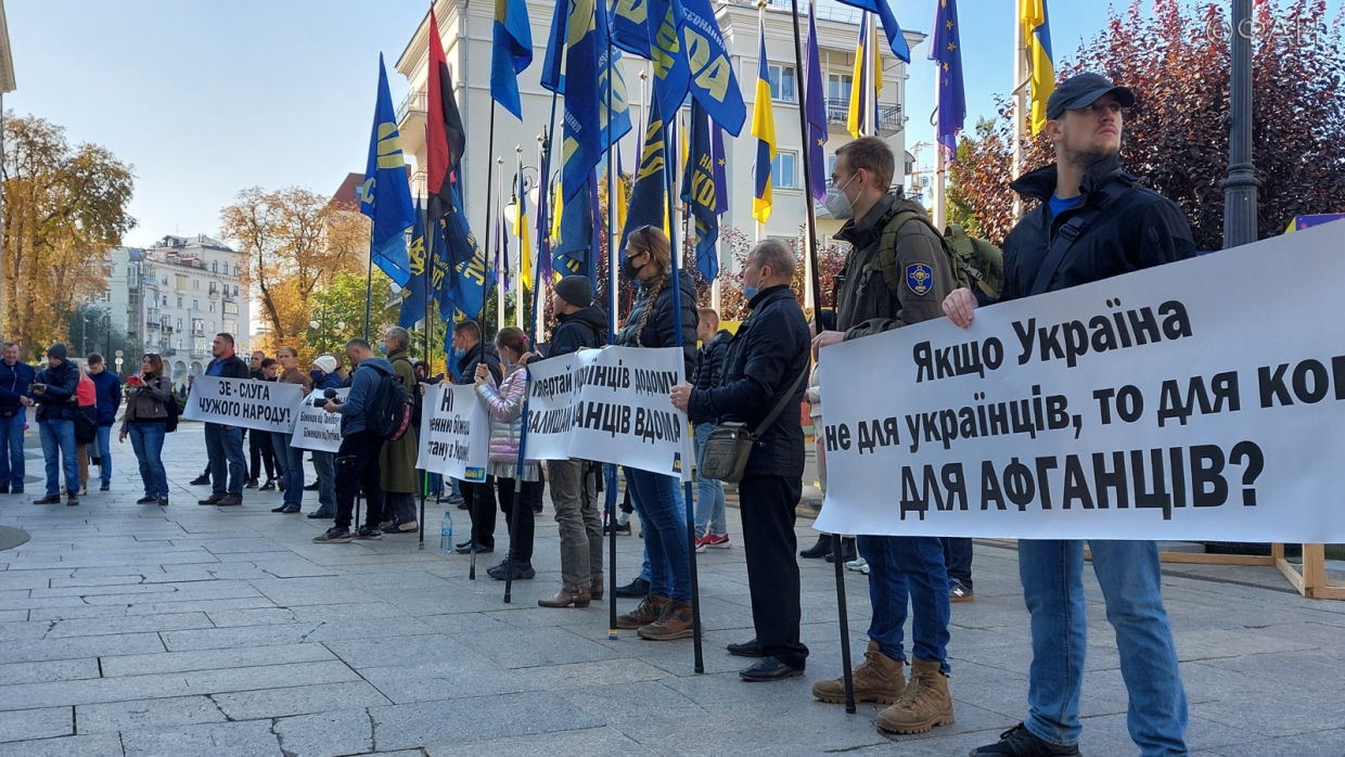 Украинские радикалы потребовали от Зеленского не пускать беженцев из Афганистана Украинские радикалы потребовали от Зеленского не пускать беженцев из Афганистана Политика