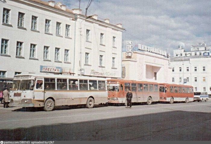Модное в 90-х название для магазина – "Престиж". На этот раз в Якутске, на проспекте Ленина, рядом с советским магазином "Подписные издания". история, факты, фото