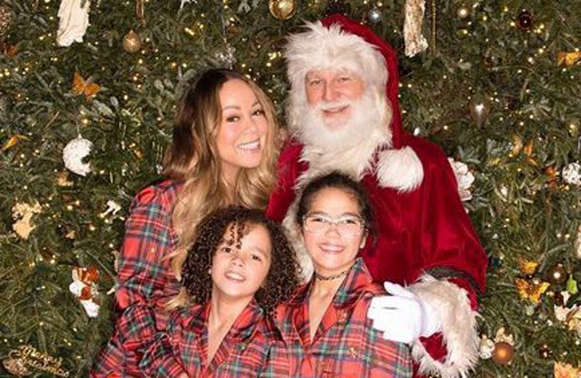 Фотосессии в пижамах и шапках Санты: как Мэрайя Кэри, Риз Уизерспун, Джаред Лето и другие звезды встретили Рождество