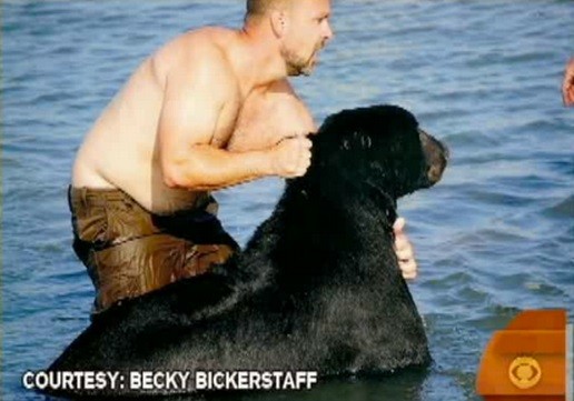 Медведь тонул в воде. От того, что сделал этот мужчина, бросает в пот.