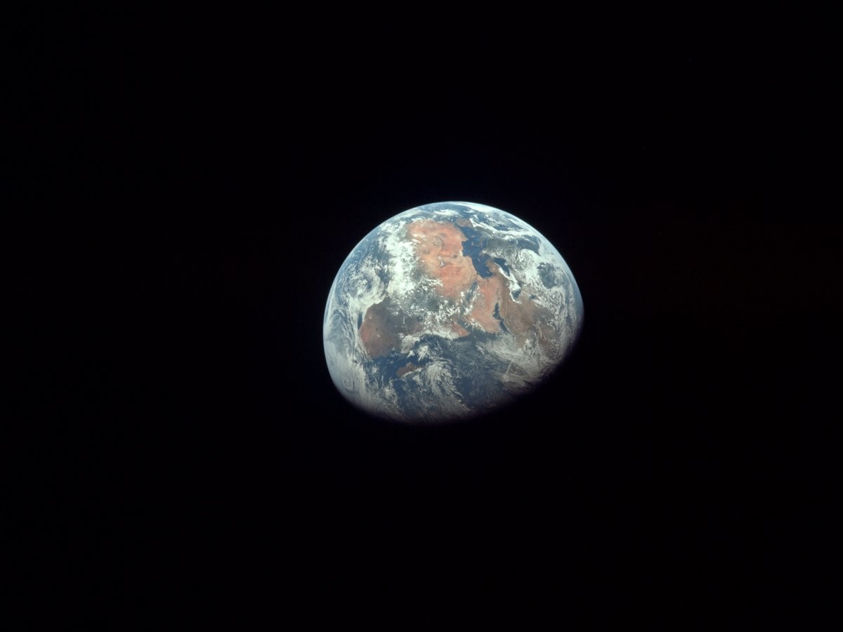 почему нет фото земли из космоса