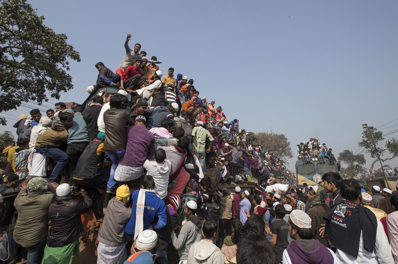 Как жители Бангладеш добираются с работы домой бангладеш, вокзал, вот это да!, переполненная, столпотворение, толпа, час пик, электричка