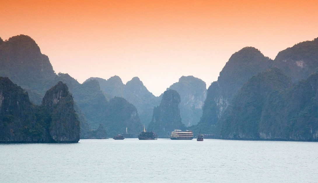 Бухта Халонг
Вьетнам
В этой бухте расположено более 3000 островов, что вполовину больше, чем живущих здесь людей. Туристы со всего мира ежегодно прибывают, чтобы приобщится величественной природе этого места.