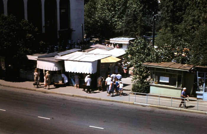 Рынок неподалеку от центрального вокзала. СССР, Сочи, 1974 год.