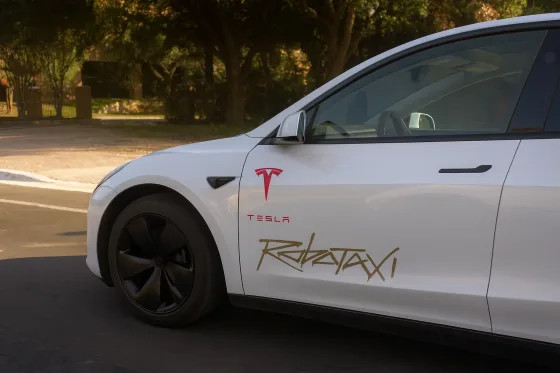 Tesla запустила роботакси в Сан-Франциско, но за рулем все еще человек