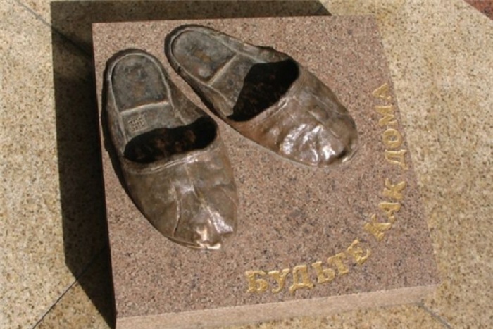 Обувь в искусстве: От изношенных башмаков Ван Гога и сапог Сталина до изящной женской туфельки с шедевром Боттичелли на стельке Обувь в искусстве: От изношенных башмаков Ван Гога и сапог Сталина до изящной женской туфельки с шедевром Боттичелли на стельке