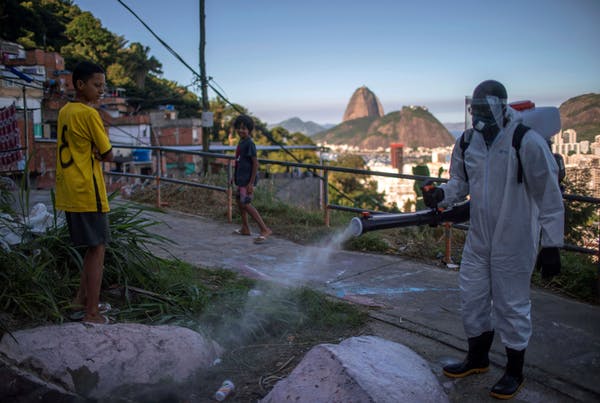 Волонтёры проводят дезинфекцию в фавеле Санта-Мария близ Рио-де-Жанейро
