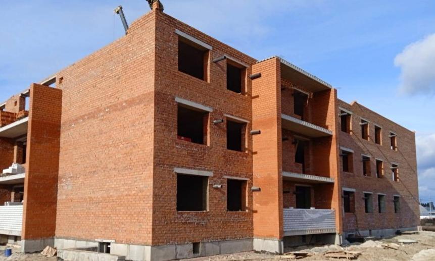 В Каргополе идёт строительство дома, куда расселят жильцов 16 аварийных «деревяшек»