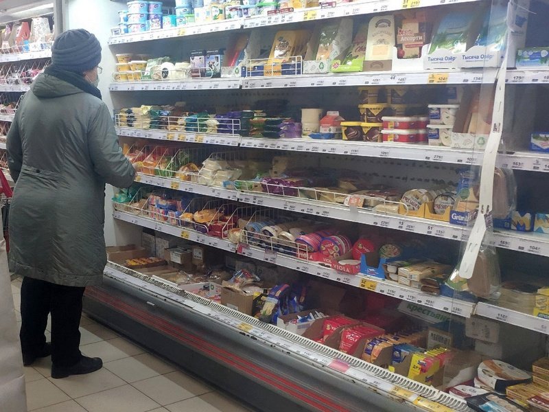 Магазины начали. Маленький магазин продуктов. Бумажный чек в магазине. Магазин Русь. Россияне покупают товары со скидками.