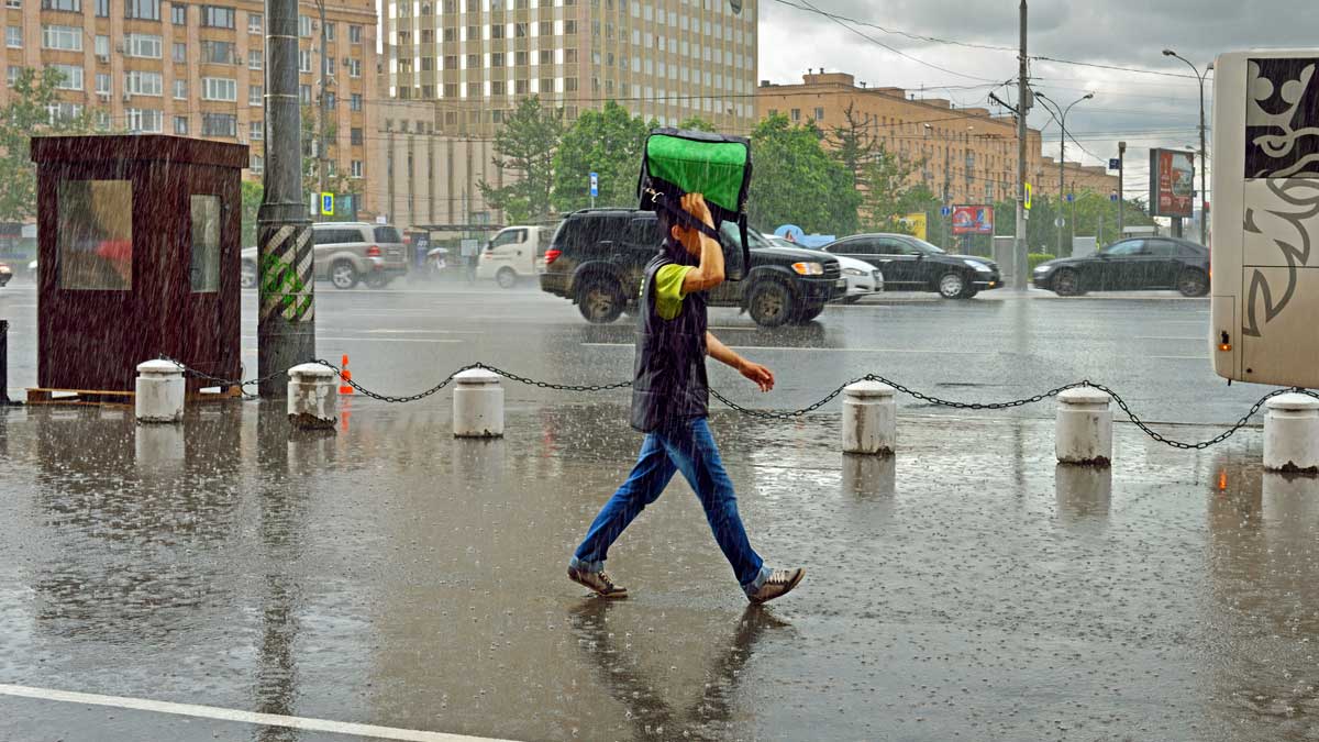Дождь в москве. Дождливая москва. Гроза в москве. Проливной дождь в москве. Дождь в москве.